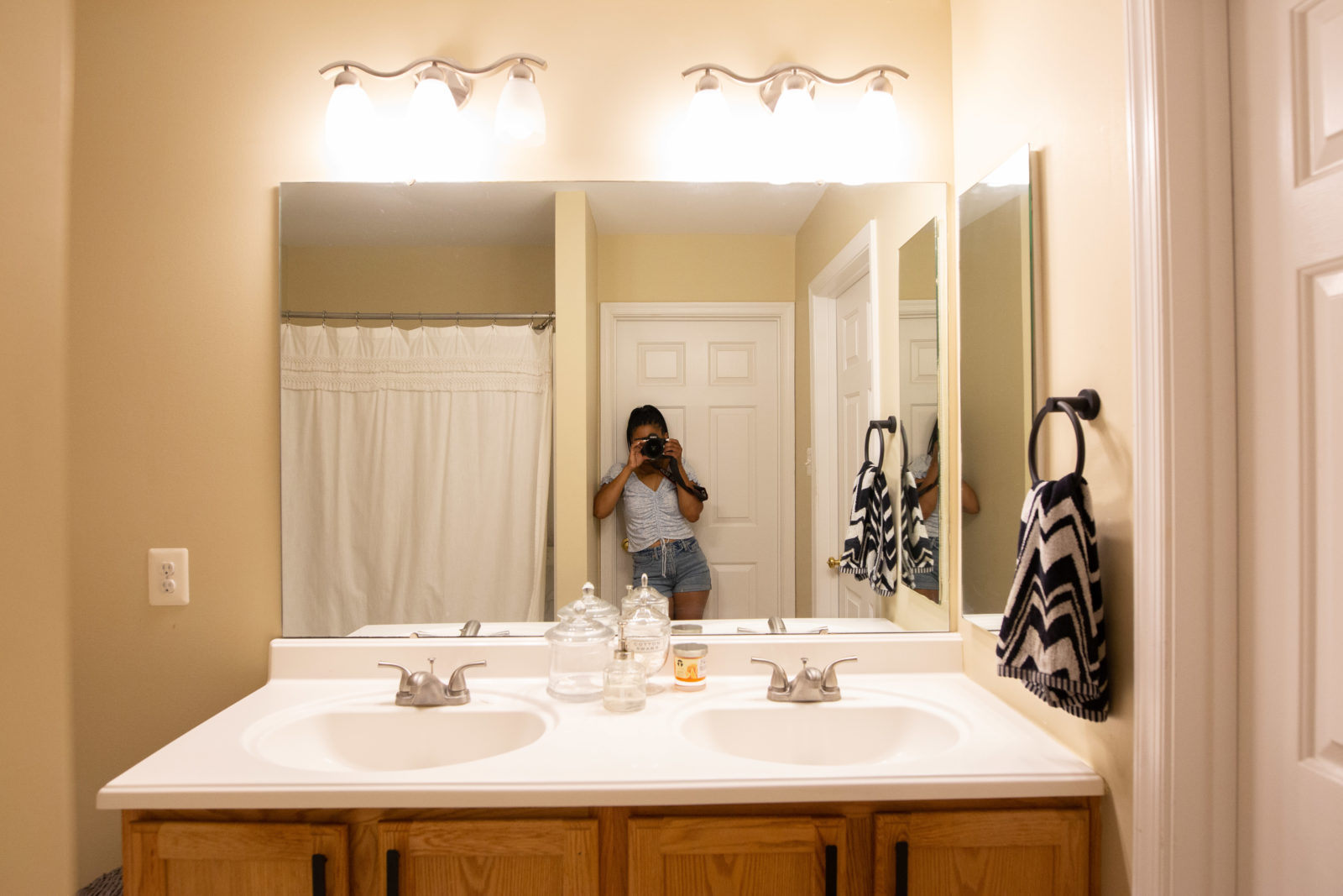 DIY Master Bathroom Makeover - diybynikyfoster.com